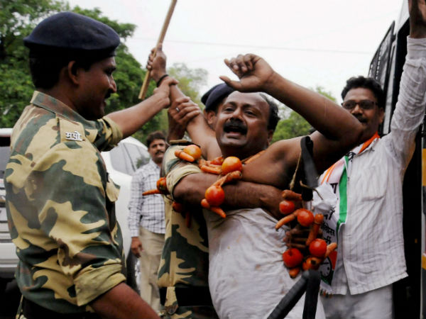 भारिप बहुजन महासंघ के नेता प्रकाश आंबेडकर ने बुलाया है क्योंकि 1 जनवरी को पुणे जिले में भीमा-कोरेगांव की लड़ाई 