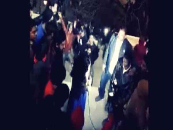 लाइव रिपोर्टिंग के दौरान छेड़छाड़ लाइव रिपोर्टिंग के दौरान छेड़छाड़