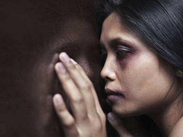 75 प्रतिशत औरतों ने बताया- पति नशे में हाथ उठाते हैं