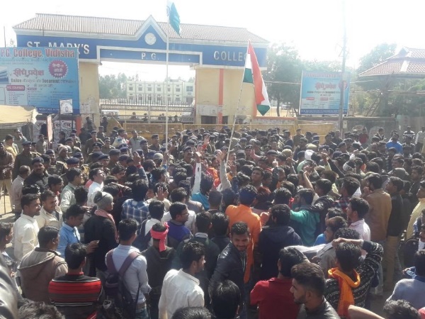 ईसाई कॉलेज में करना चाहते थे आरती
