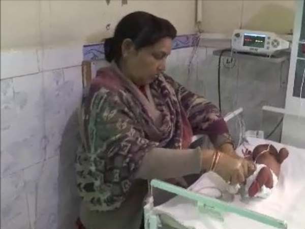 झाड़ी से नवजात की आई रोने की आवाज