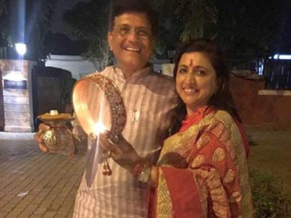 बीवी के साथ रेलमंत्री का करवाचौथ फोटो आया पसंद