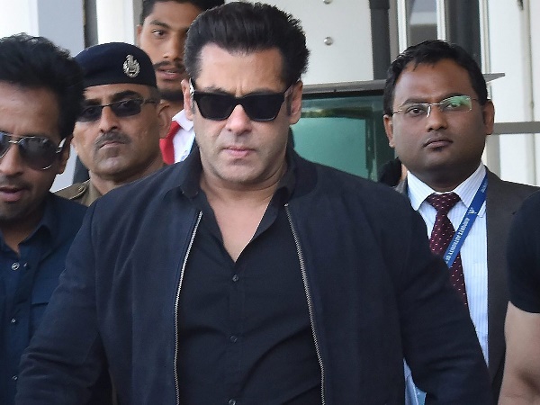 मीडिया के सामने दी सलमान को धमकी