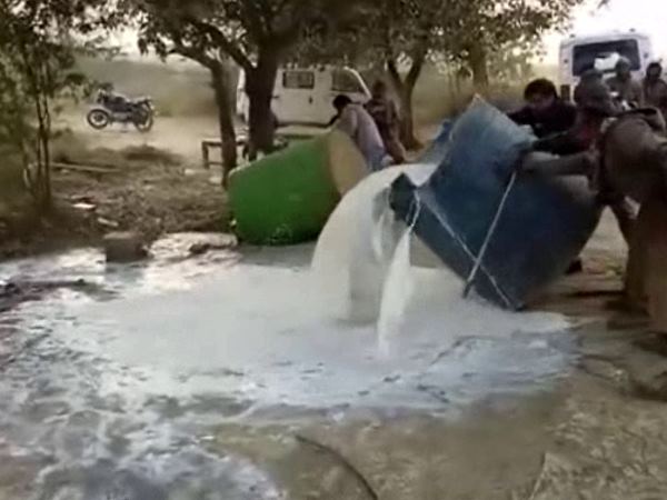 हिरासत में दो लोग