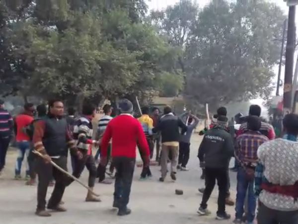 गुस्साए लोगों ने पुुलिस पर किया हमला