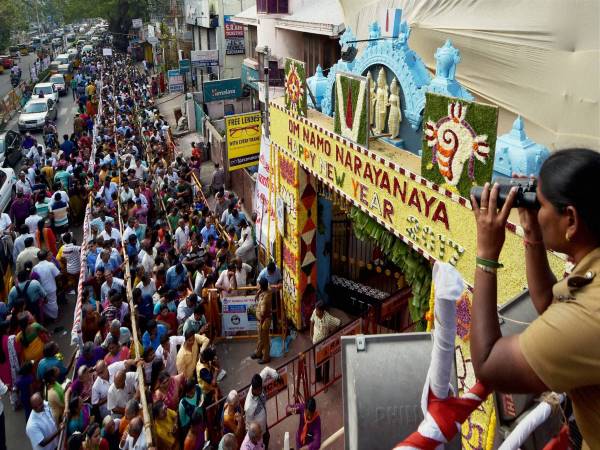  मंदिर की कार से चर्च जाती हैं