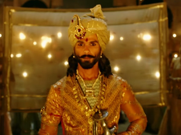 फिल्म के फेमस गाने 'घूमर' में बदलाव 