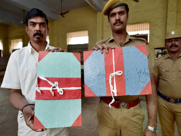 बंद की गई करेंसी से हर रोज 1,000 फाइल पैड