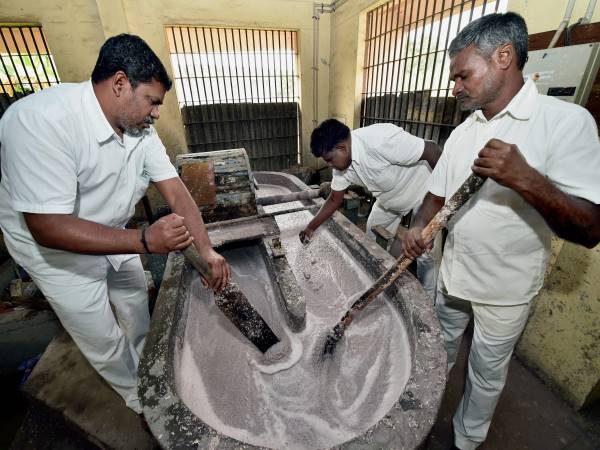 25-30 कैदियों की एक विशेष प्रशिक्षित टीम