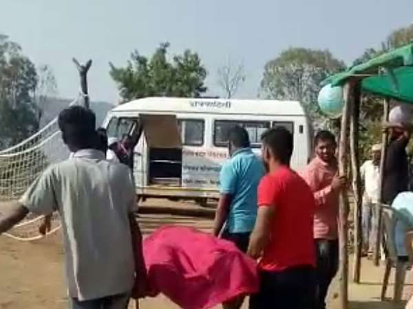 6 लड़के और 3 लड़कियों की टोली