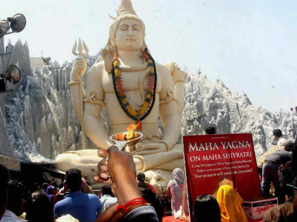 शिव ने चंद्रमा को मस्तक पर धारण किया 