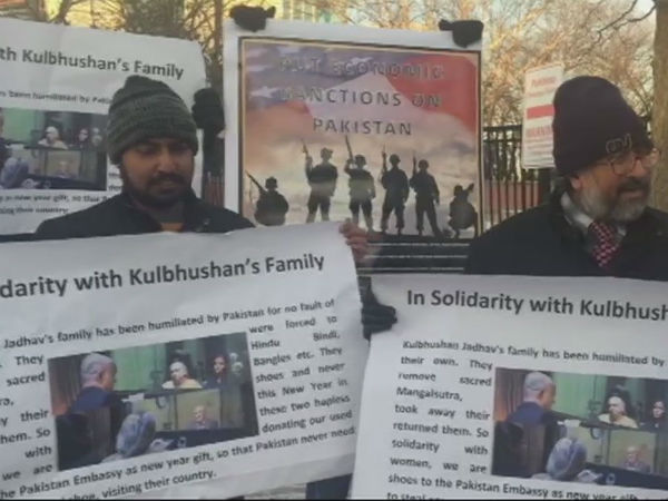 पाक दूतावास के बाहर प्रदर्शन पाक दूतावास के बाहर प्रदर्शन