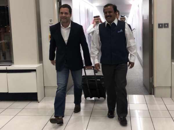 राहुल के साथ सेल्फी लेने की मची होड़