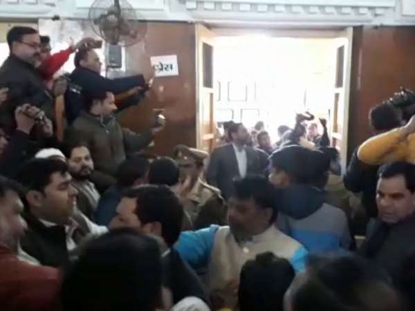 पुलिस ने शांत कराया मामला पुलिस ने शांत कराया मामला