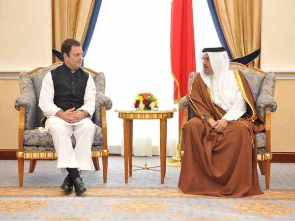 राहुल गांधी के साथ सेल्फी लेने की मची होड़