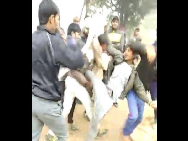 तीन लोग नामजद, पुलिस ने हिरासत में लिया तीन लोग नामजद, पुलिस ने हिरासत में लिया