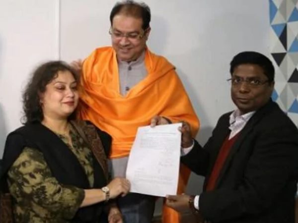 पत्नी फौजिया के साथ लिया सर्टिफिकेट