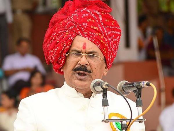 छात्रों को संबोधित करते हुए बदला 'गुरुत्वाकर्षण का सिद्धान्त'