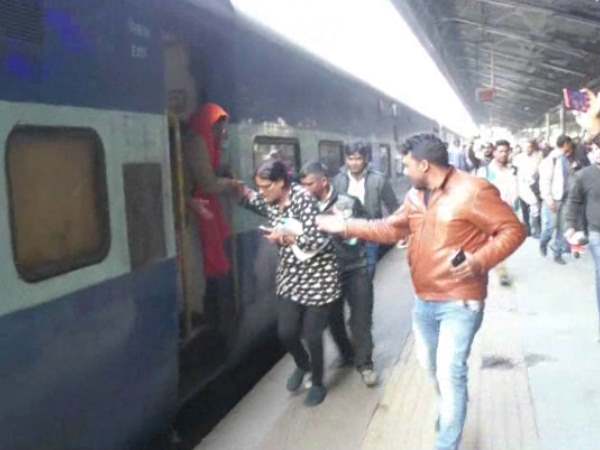 यात्रियों ने किया हंगामा यात्रियों ने किया हंगामा