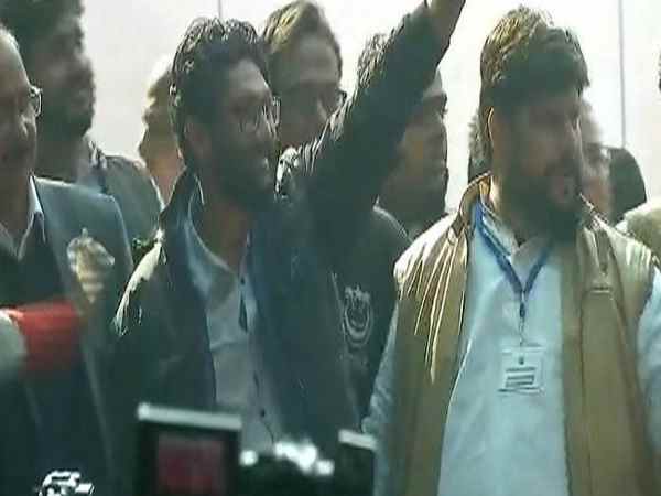 'हम प्यार, इश्क वाले लड़के हैं' 'हम प्यार, इश्क वाले लड़के हैं'