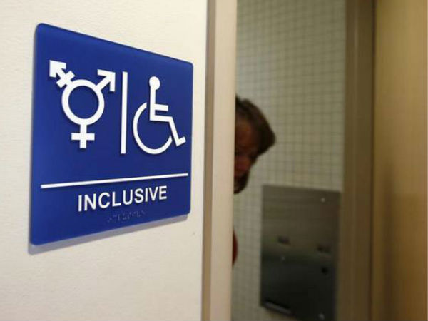  छात्र-छात्रों के लिए एक ही टॉयलेट