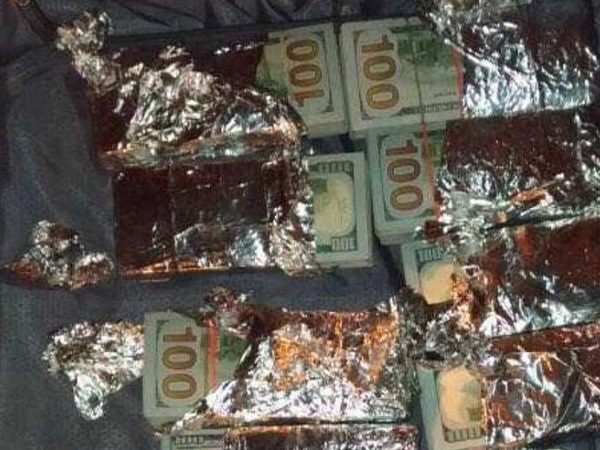 खाने के फॉइल में लेकर जाती थी डॉलर