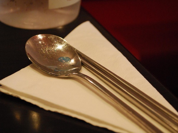 वरिष्ठ पत्रकार ने की चम्मच चुराने की शुरुआत