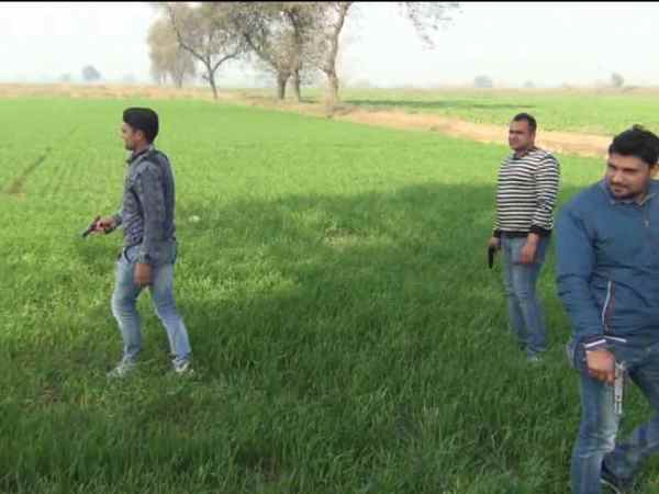 पुलिस का सिपाही भी घायल पुलिस का सिपाही भी घायल