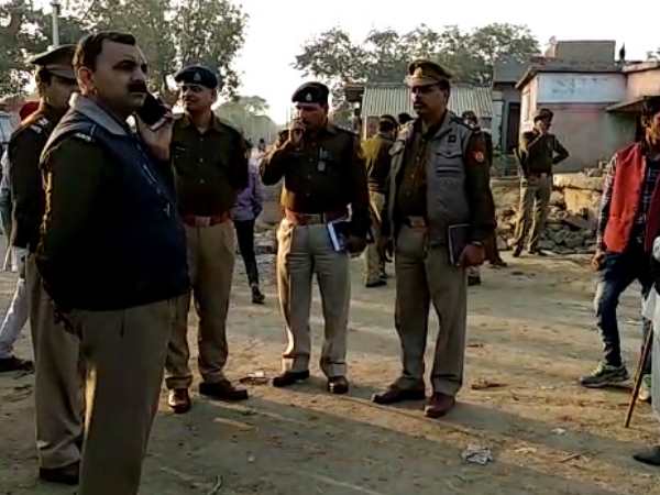 गांव में पुलिस बल तैनात