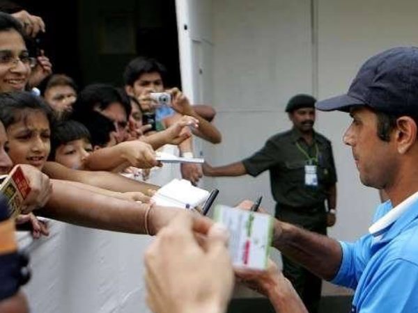 7. पिता की मौत के एक दिन बाद भी प्रशंसकों से मिले 