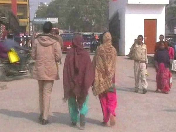 लड़की को बहलाकर ले गए इटावा