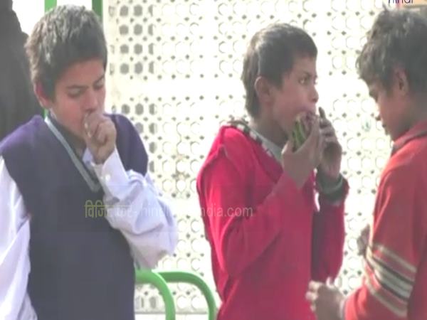 मुंह में रखते हैं ब्लेड