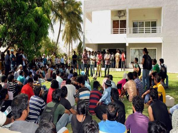 प्रोफेसर ने छात्र के खिलाफ एक्शन की मांग प्रोफेसर ने छात्र के खिलाफ एक्शन की मांग