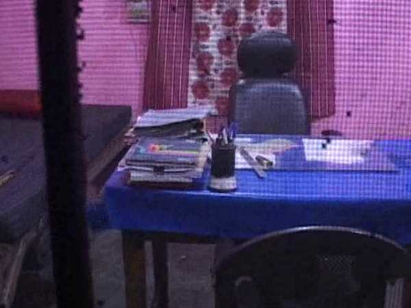 चौकी इंचार्ज कहां गायब हैं?