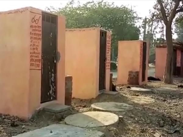 विकास भूलकर रंगों के फेर में फंसी योगी सरकार विकास भूलकर रंगों के फेर में फंसी योगी सरकार