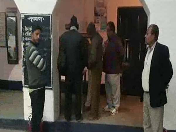 पुलिसवालों ने आरोपियों को जाने दिया पुलिसवालों ने आरोपियों को जाने दिया