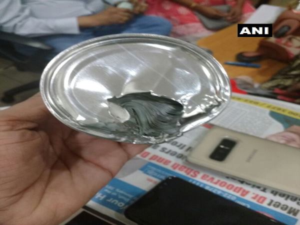 सुरक्षाकर्मी भी छोटा डिब्बा देखकर रह गए हैरान सुरक्षाकर्मी भी छोटा डिब्बा देखकर रह गए हैरान