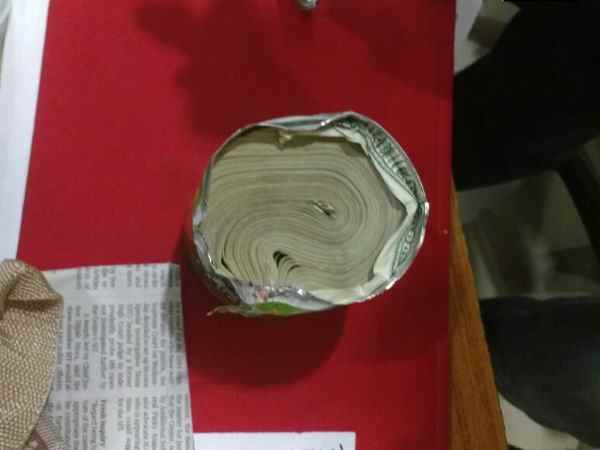 एयरहोस्टस भी 3.5 करोड़ के साथ हुई थी गिरफ्तार एयरहोस्टस भी 3.5 करोड़ के साथ हुई थी गिरफ्तार