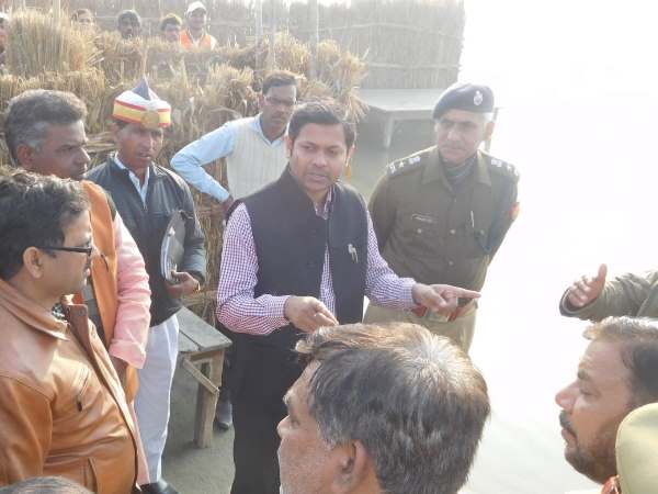 हरदोई के राजघाट पर भी लोगों ने किया स्नान हरदोई के राजघाट पर भी लोगों ने किया स्नान