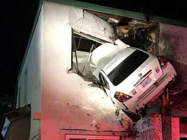  दूसरी मंजिल में जा घुसी कार