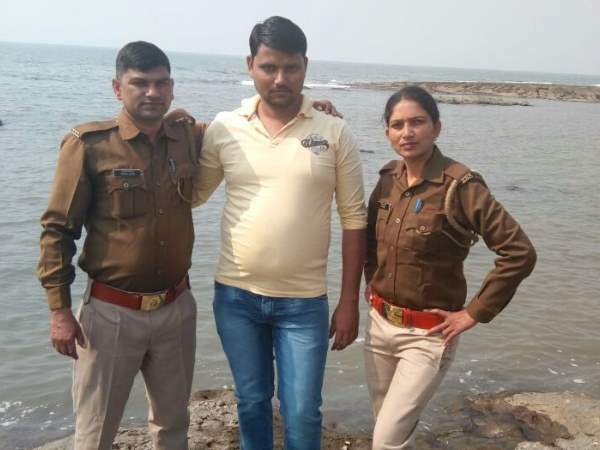 पुलिसकर्मी मुंबई जाकर कर रहे मौज