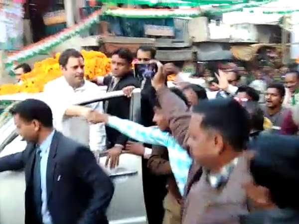 भाजपाइयों ने दिखाए काले झंडे