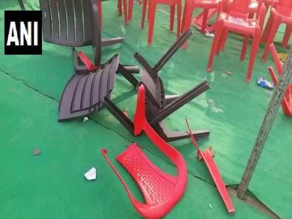 कार्यकर्ताओं ने कुर्सियों तोड़ दी 