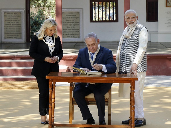 नेतन्याहू ने गेस्ट बुक में की एंट्री नेतन्याहू ने गेस्ट बुक में की एंट्री