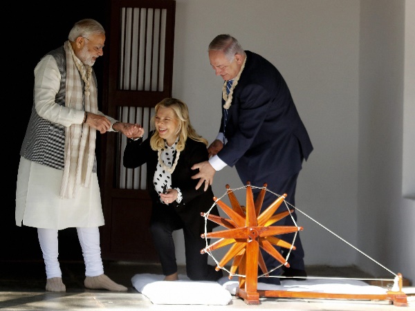 प्रधानमंत्री मोदी ने बढ़ाया हाथ प्रधानमंत्री मोदी ने बढ़ाया हाथ