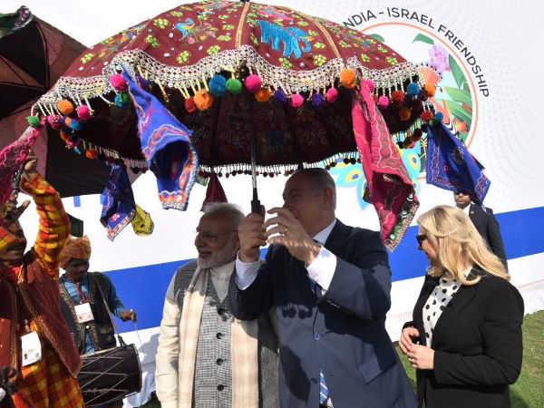 एक ही छाते में खड़े थे दोनों एक ही छाते में खड़े थे दोनों