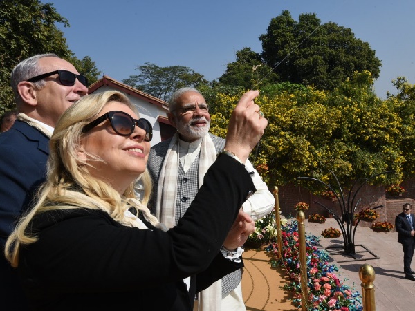 प्रधानमंत्री नेतन्याहू ने पत्नी संग उड़ाई पतंग प्रधानमंत्री नेतन्याहू ने पत्नी संग उड़ाई पतंग