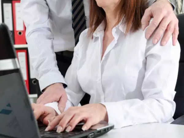 कमेटी की अध्यक्ष महिला का होना अनिवार्य