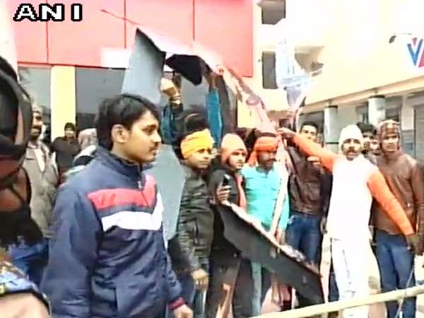 मुजफ्फरपुर में सिनेमा हॉल में तोड़फोड़