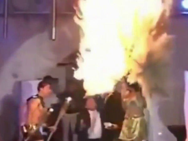  धू-धू कर जलने लगी मॉडल की ड्रेस